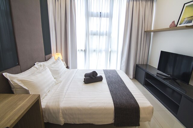 ザ ロバートソン、ホームズ アジアン