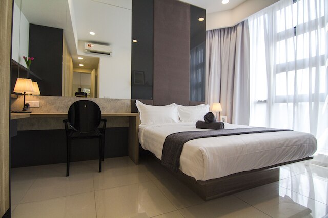 ザ ロバートソン、ホームズ アジアン