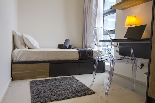 ザ ロバートソン、ホームズ アジアン