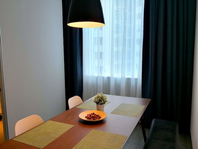 ヴィダ、ホームズ アジアン