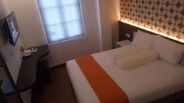 フロント ワン ブティック トゥグ ムダ スマラン