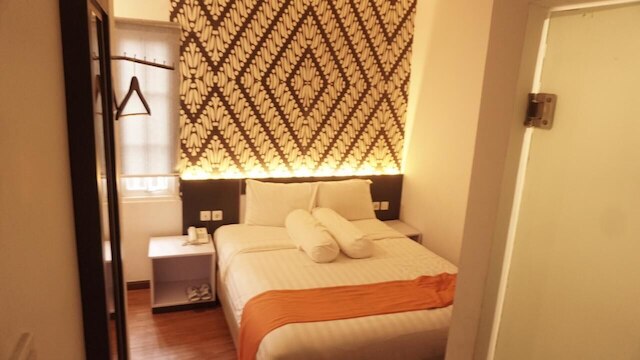 フロント ワン ブティック トゥグ ムダ スマラン