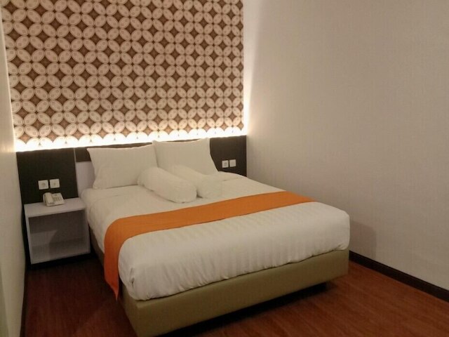 フロント ワン ブティック トゥグ ムダ スマラン