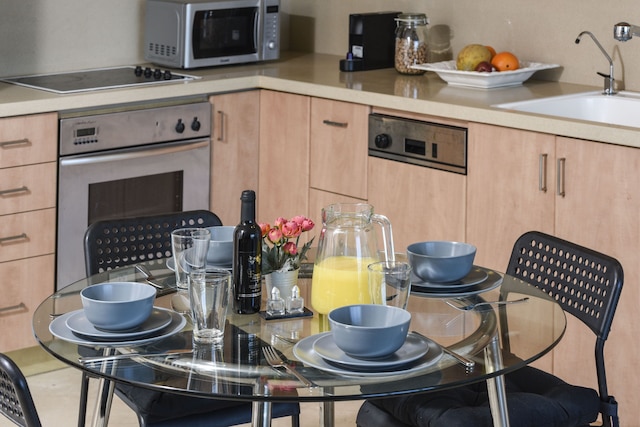 ビーチを眺めるパノラミック オーシャン ビューのあるバルコニー