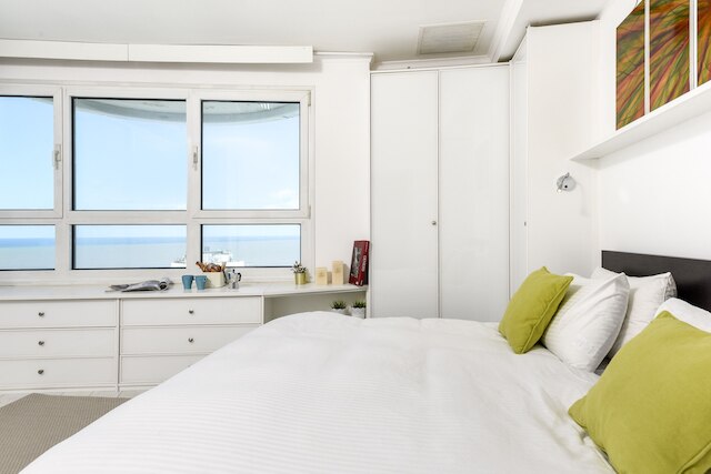 ビーチを眺めるパノラミック オーシャン ビューのあるバルコニー