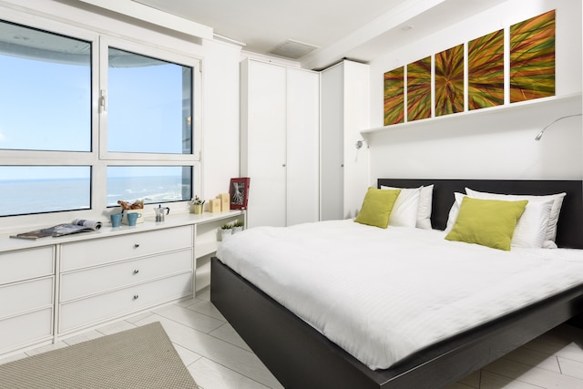 ビーチを眺めるパノラミック オーシャン ビューのあるバルコニー