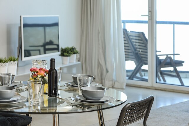 ビーチを眺めるパノラミック オーシャン ビューのあるバルコニー