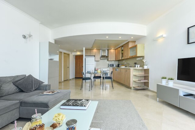 ビーチを眺めるパノラミック オーシャン ビューのあるバルコニー