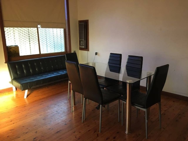 広々としたベッドルーム 3 室、ニュータウンにあるテラス