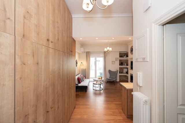 木と石でできた現代的なアパートメント