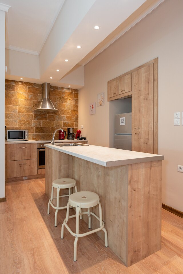 木と石でできた現代的なアパートメント