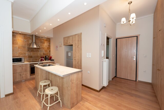 木と石でできた現代的なアパートメント