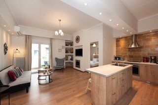 木と石でできた現代的なアパートメント