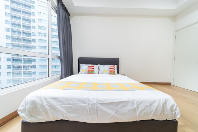 OYO ホーム 89449 ファンシーなベッドルーム 2 室、クレスト レジデンス