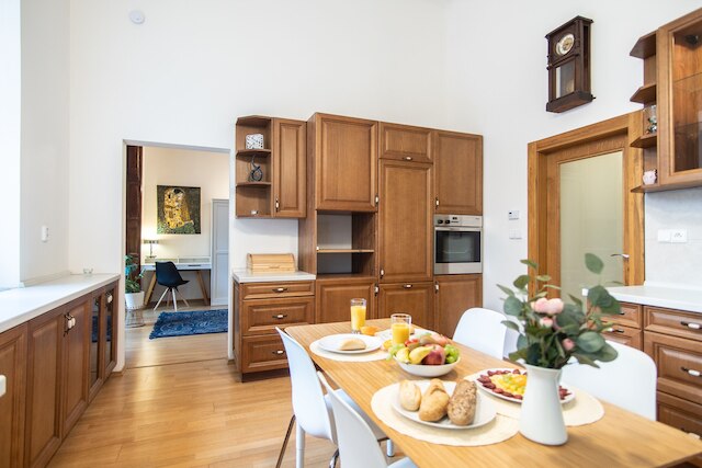 マラー ストラナにある素敵なアパートメント、観光スポットまで徒歩 10 分