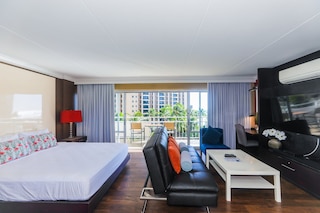 スペーシャス ワン ベッドルーム ハーバービュー コンド アット イリカイ マリーナ ウィズ プライベート バルコニー