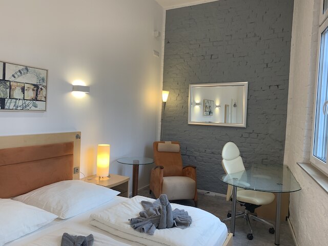 駅の隣にあるラブリー ルームズ WG