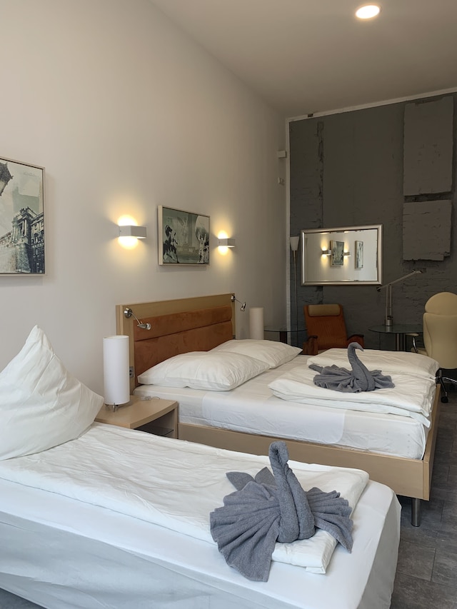 駅の隣にあるラブリー ルームズ WG