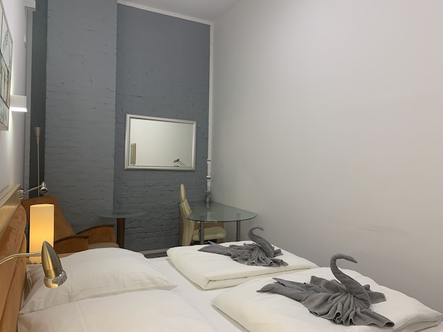 駅の隣にあるラブリー ルームズ WG