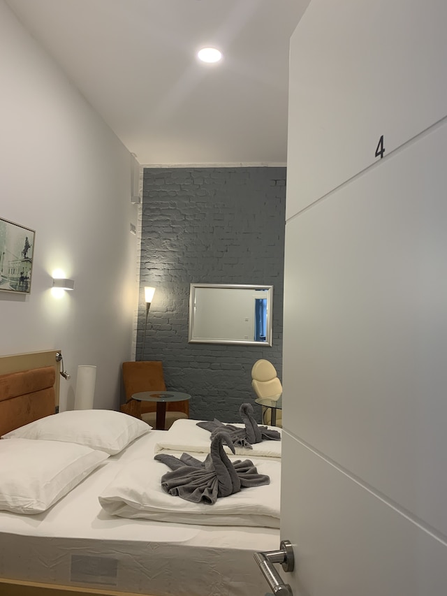 駅の隣にあるラブリー ルームズ WG