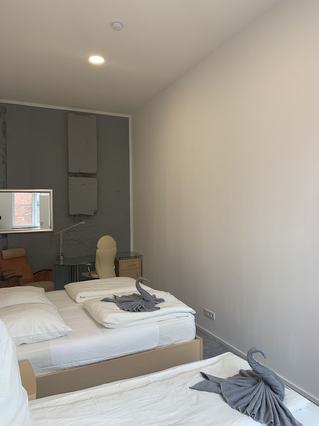 駅の隣にあるラブリー ルームズ WG