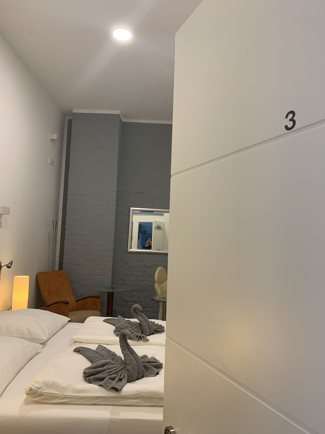 駅の隣にあるラブリー ルームズ WG