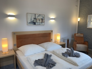 駅の隣にあるラブリー ルームズ WG