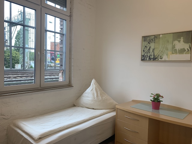 駅の隣にあるラブリー ルームズ WG