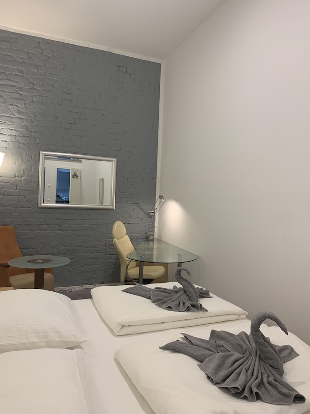 駅の隣にあるラブリー ルームズ WG