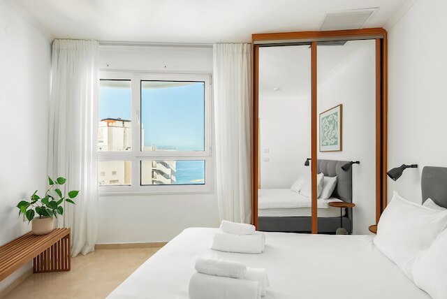 ビーチとフル オーシャン ビューのバルコニー付き