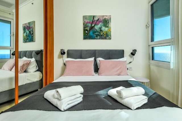 ビーチとフル オーシャン ビューのバルコニー付き