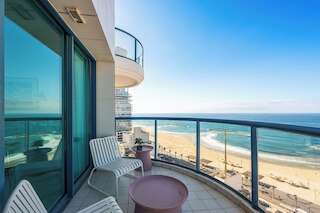 ビーチとフル オーシャン ビューのバルコニー付き