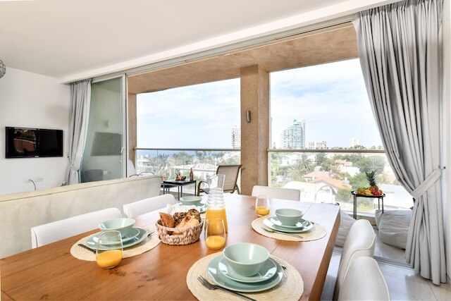 モダン ジェム ウィズ スタニング バルコニー バイ シー N レント