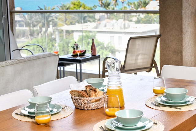 モダン ジェム ウィズ スタニング バルコニー バイ シー N レント