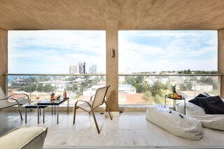 モダン ジェム ウィズ スタニング バルコニー バイ シー N レント