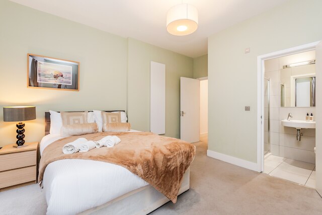 ケンジントン ハイ ストリートにあるスタイリッシュな 3 ベッド、3 バス