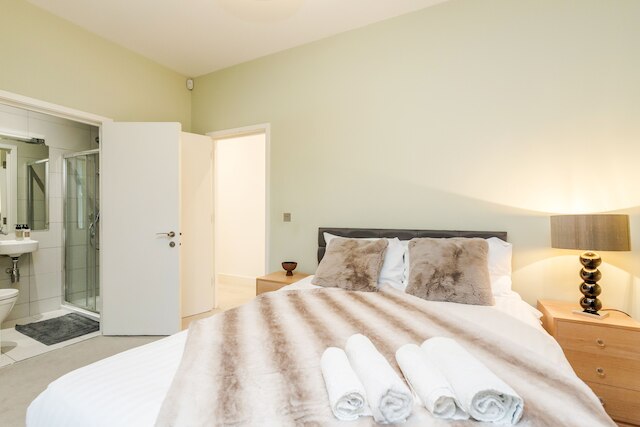 ケンジントン ハイ ストリートにあるスタイリッシュな 3 ベッド、3 バス