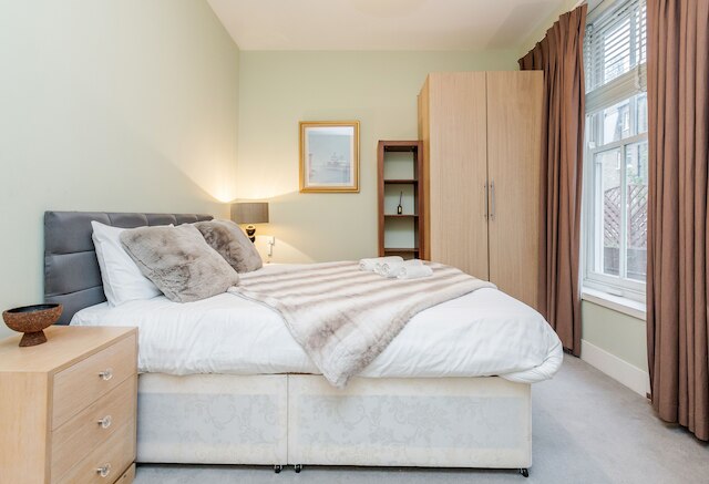 ケンジントン ハイ ストリートにあるスタイリッシュな 3 ベッド、3 バス