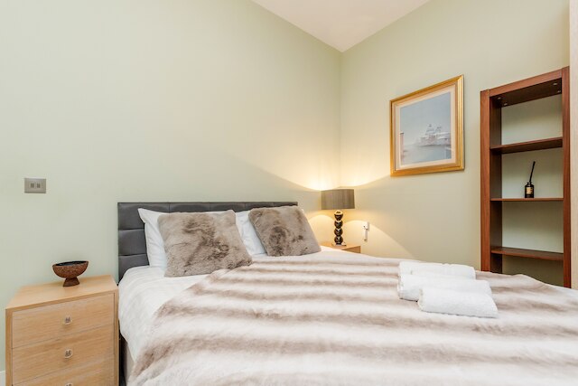 ケンジントン ハイ ストリートにあるスタイリッシュな 3 ベッド、3 バス