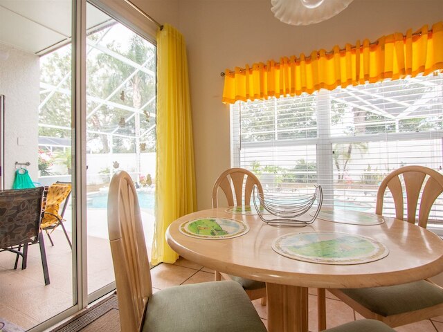 ベッドルーム 3 室付きのホーム、仕切り付きプライベートプール、岩の滝、ゲームルームあり、フロリダ ドリーム ホームズ