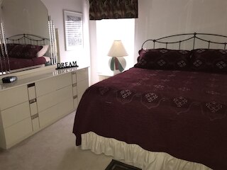 ベッドルーム 3 室付きのホーム、仕切り付きプライベートプール、岩の滝、ゲームルームあり、フロリダ ドリーム ホームズ