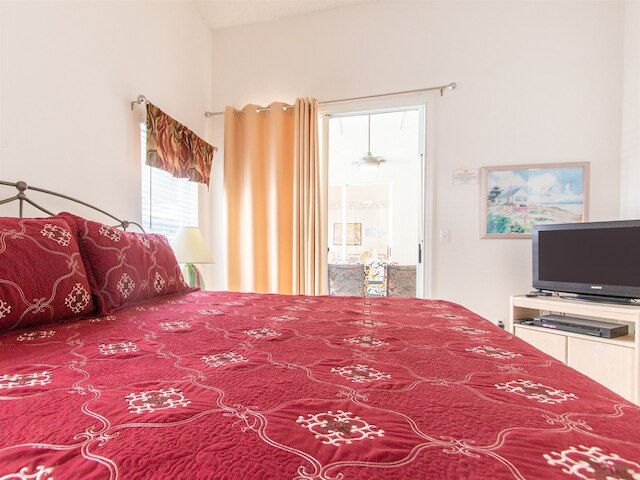 ベッドルーム 3 室付きのホーム、仕切り付きプライベートプール、岩の滝、ゲームルームあり、フロリダ ドリーム ホームズ