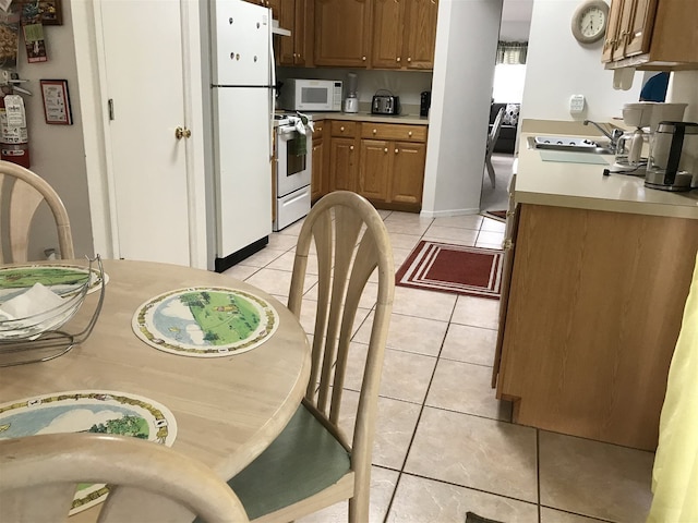 ベッドルーム 3 室付きのホーム、仕切り付きプライベートプール、岩の滝、ゲームルームあり、フロリダ ドリーム ホームズ