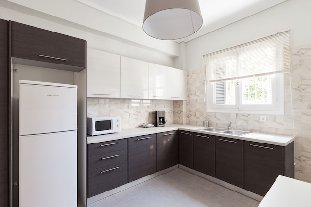 アクロポリス ラグジュアリー アパートメント