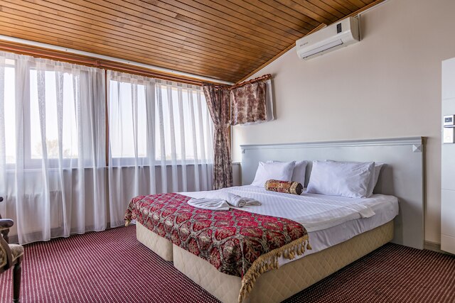 オットマン ザーデ