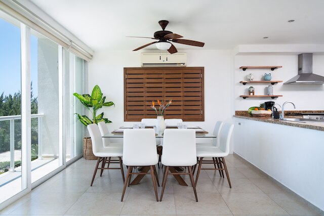 アリーナ、素晴らしいベッドルーム 2 室、ビーチフロント - デザイナー バイブス