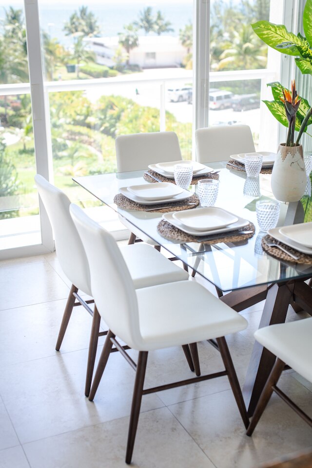 アリーナ、素晴らしいベッドルーム 2 室、ビーチフロント - デザイナー バイブス