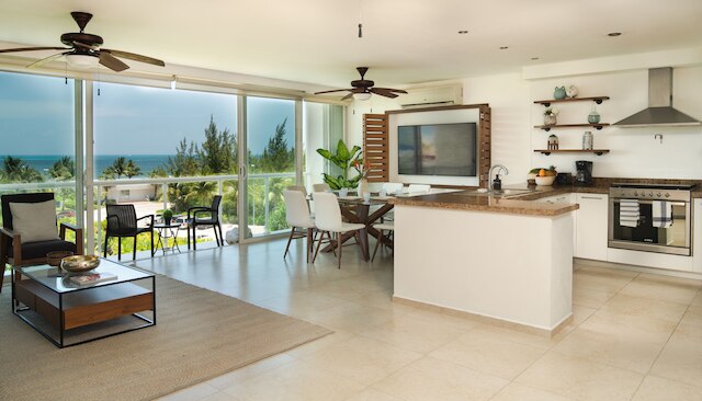 アリーナ、素晴らしいベッドルーム 2 室、ビーチフロント - デザイナー バイブス