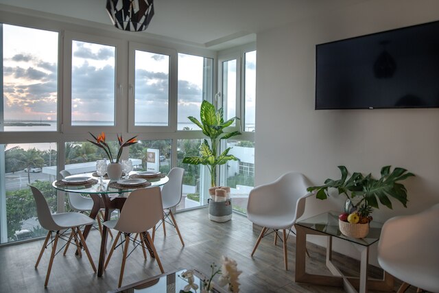 CHIC- 素晴らしいビーチにある改装したてのベッドルーム 1 室