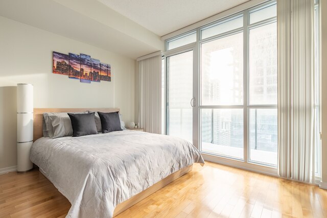 ゴージャス コンドズ イン メイプル リーフ スクエア